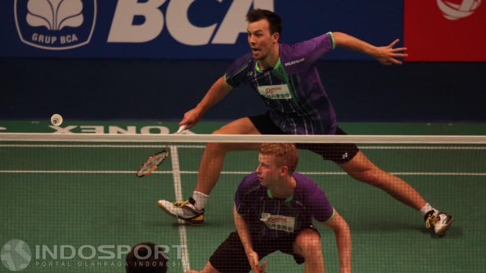 Ganda Denmark Kim Astrup/Anders Skaarup Rasmussen mengembalikan shuttlecock ke arah ganda Korea Lee Yong Dae/Yoo Yeon Seong.